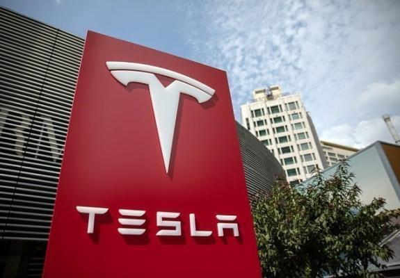 Tesla: Θα κυκλοφορήσει ρομπο-ταξί το 2020
