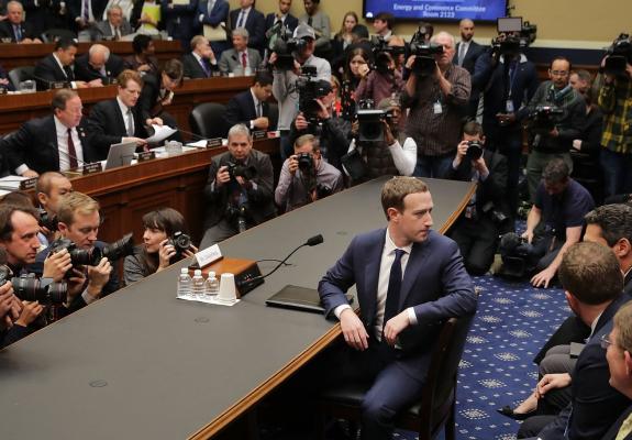 Το Facebook πλήρωνε τους γερουσιαστές που ανέκριναν τον Μark Ζuckerberg