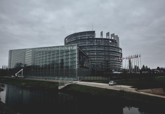 Το ΕΚ ζητά πλήρη έλεγχο στην Facebook από τα όργανα της ΕΕ