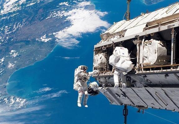 Κοσμοναύτες μάζεψαν πετσέτα έξω από τον διαστημικό σταθμό