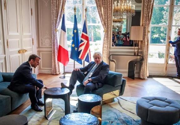 Ο Johnson νιώθει … σαν στο σπίτι του στο γαλλικό προεδρικό μεγάρο
