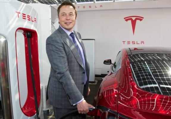 Η Tesla έβγαλε 2 δισ. σε μία μόλις ημέρα