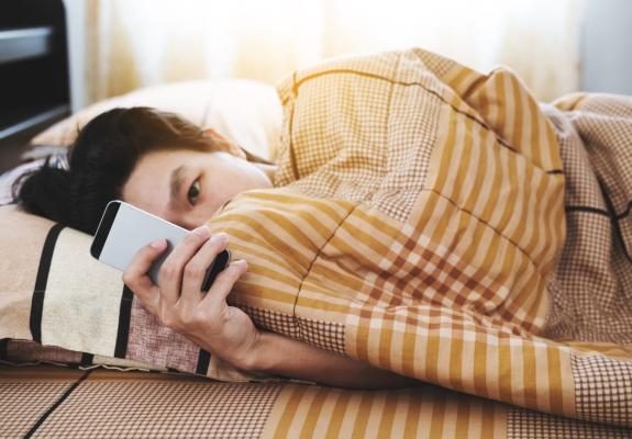 Το φαινόμενο της νέας εποχής ονομάζεται «sleep texting»