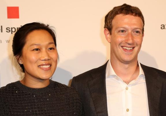 O Zuckerberg φροντίζει την κουρασμένη του σύζυγο με «κουτί ύπνου»