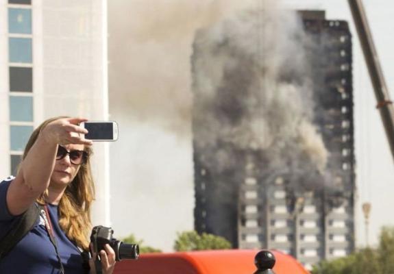 «Disaster selfie»:Με φόντο μακάβριες εικόνες η νέα παγκόσμια τάση