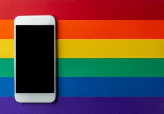 Άνδρας υποστηρίζει πως έγινε γκέι εξαιτίας του iPhone
