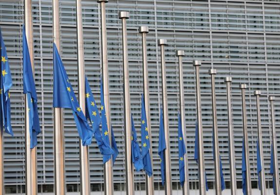 «Στεκόμαστε στο πλευρό του ελληνικού λαού με αλληλεγγύη σε αυτή τη δύσκολη στιγμή» ανέφερε η Ευρωπαϊκή Επιτροπή