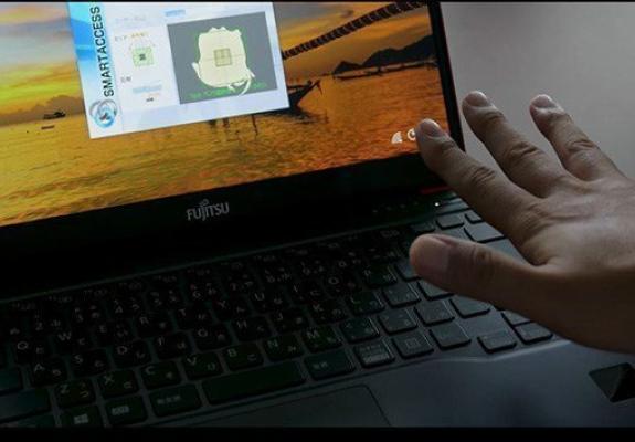 Η Apple ξεκλειδώνει με το πρόσωπο, η Microsoft με την παλάμη