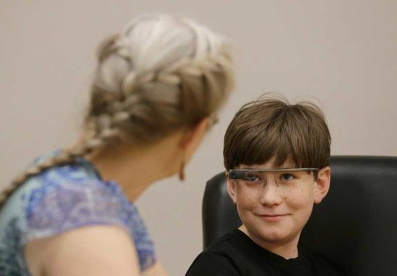 «Έξυπνα» γυαλιά βοηθούν τα παιδιά να αντιληφθούν τα συναισθήματα