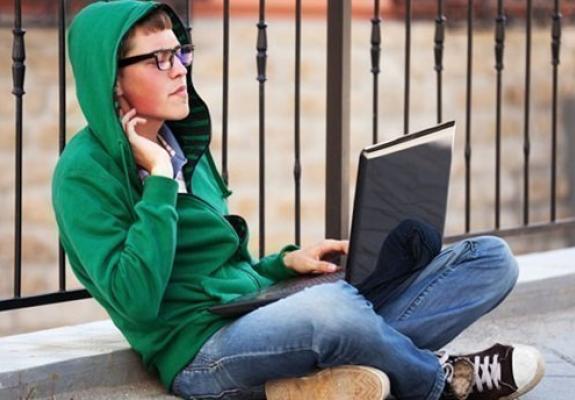 Δυστυχισμένοι οι έφηβοι που περνούν πολλές ώρες μπροστά στο PC