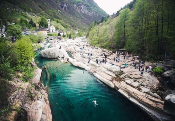 Ελβετία: Ποτάμι με κρυστάλλινα νερά που βλέπεις σε βάθος 10μέτρων