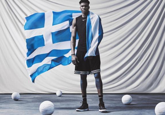 Ο Giannis με  την «Ελλάδα» στα πόδια του, στο Παγκόσμιο της Κίνας