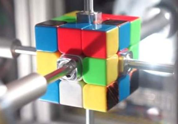 Παγκόσμιο ρεκόρ για ρομπότ: Ελυσε το κύβο του Ρούμπικ σε 0,38 δευτερόλεπτα