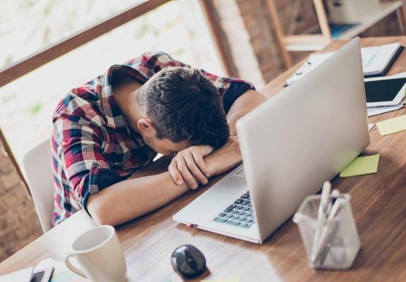 6 τροφές για καλό ύπνο για να είμαστε πιο παραγωγικοί στη δουλειά