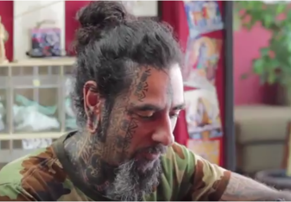 Ο Christ 'κτυπάει' τατουάζ και ταυτόχρονα μας παραχωρεί συνέντευξη