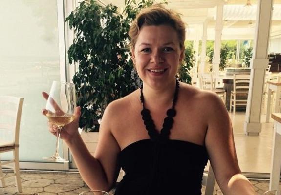 Η 40χρονη Λιθουανή που κάνει μπίζνες απ’ το Dasoudi beach κι από παντού
