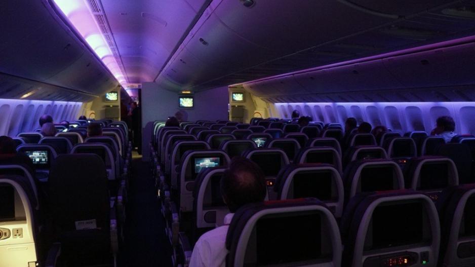 Γιατί στην απογείωση και προσγείωση τα αεροπλάνα χαμηλώνουν τα φώτα;
