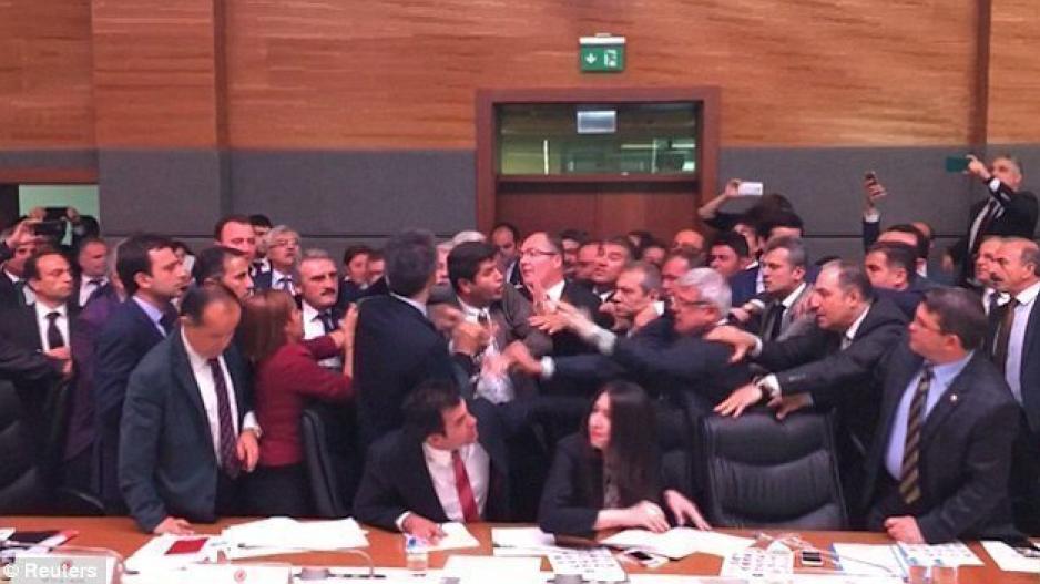 Ξύλο στο τουρκικό κοινοβούλιο [βίντεο]