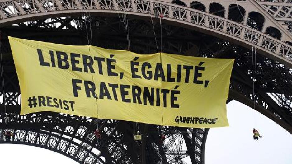 RESIST κατά της Le Pen από την Greenpeace στον πύργο του Eiffel