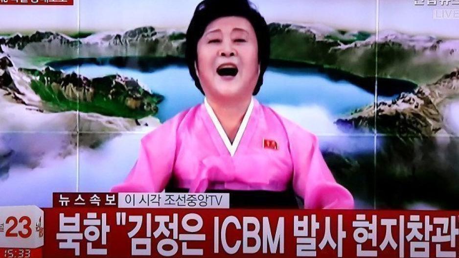 Η βορειοκορεάτισσα κυρία με τα ροζ χαρούμενη αναγγέλει τον όλεθρο