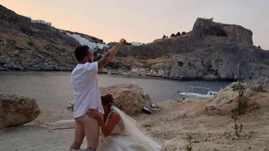 Ζευγάρι στη Ρόδο μιμήθηκε τη φάμπιουλους γαμήλια φωτογράφιση