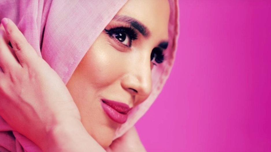 Η L'Oréal χρησιμοποιεί μοντέλο με μαντήλα και μπράβο της