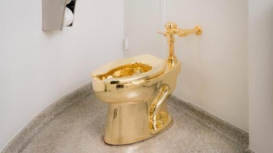 H χρυσή τουαλέτα στο Γκούγκενχαϊμ της Νέας Υόρκης