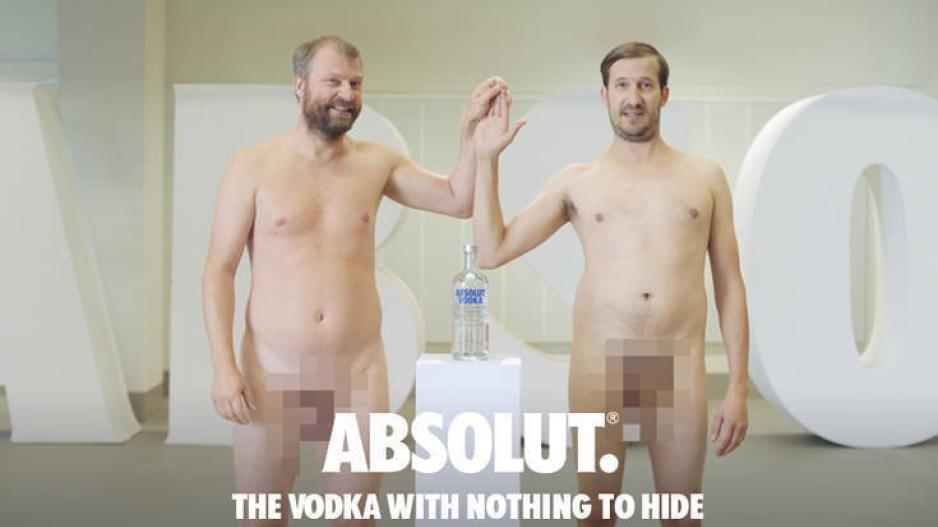 Χωρίς ρούχα εμφανίζονται στη νέα της διαφήμιση οι εργαζόμενοι στην Absolut Vodka