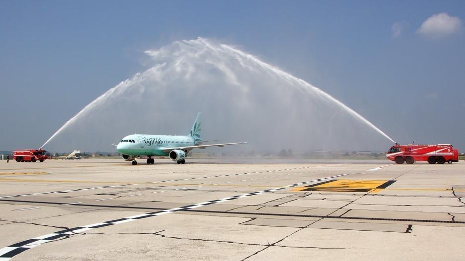 Υδάτινη αψίδα σε αεροσκάφη της Cyprus σε Ζυρίχη, Βερόνα και Πράγα