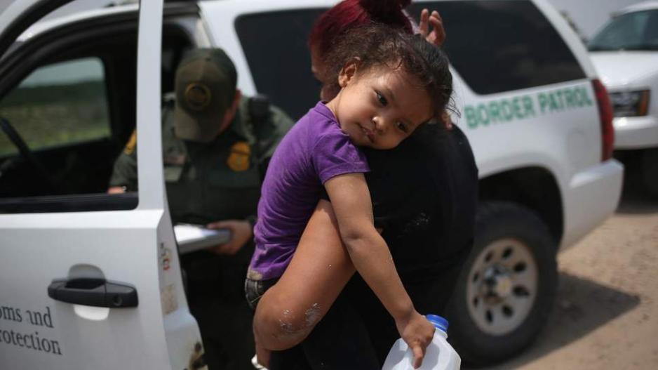 Παιδάκια που χωρίζονται από τους γονείς τους κλαίνε με λυγμούς στα σύνορα των ΗΠΑ