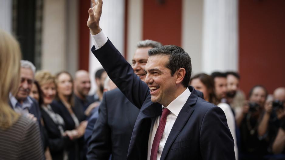 Ο Τσίπρας φόρεσε γραβάτα, η Ελλάδα, είπε, γυρίζει οριστικά τη σελίδα