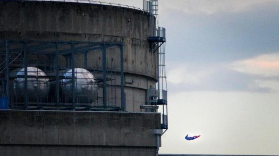 Η Greenpeace συνέτριψε ένα drone «Superman» σε γαλλικό πυρηνικό σταθμό