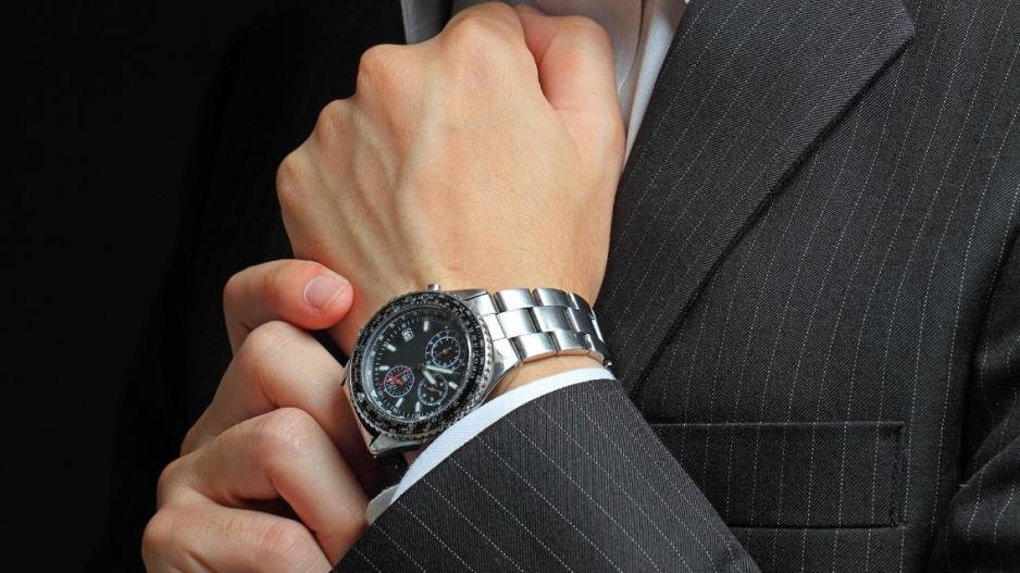 Άντρες φοράνε ρολόγια για να πετυχαίνουν στα job interviews