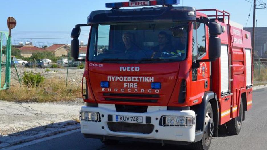 Παιδί 12 χρόνων απεγκλώβισαν από φλεγόμενο σπίτι στα Κάτω Πολεμίδια μέλη της Πυροσβεστικής