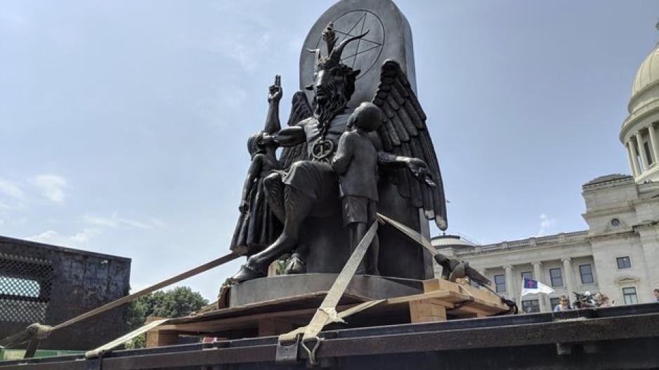 ΗΠΑ: Άγαλμα του Σατανά τοποθετήθηκε σε κυβερνητικό κτίριο