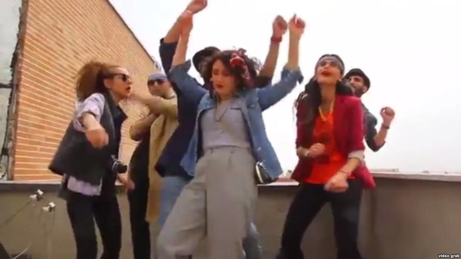 Αναστάτωση στο Ιράν με τρέιλερ θεάτρου που δείχνει άντρες και γυναίκες να χορεύουν μαζί