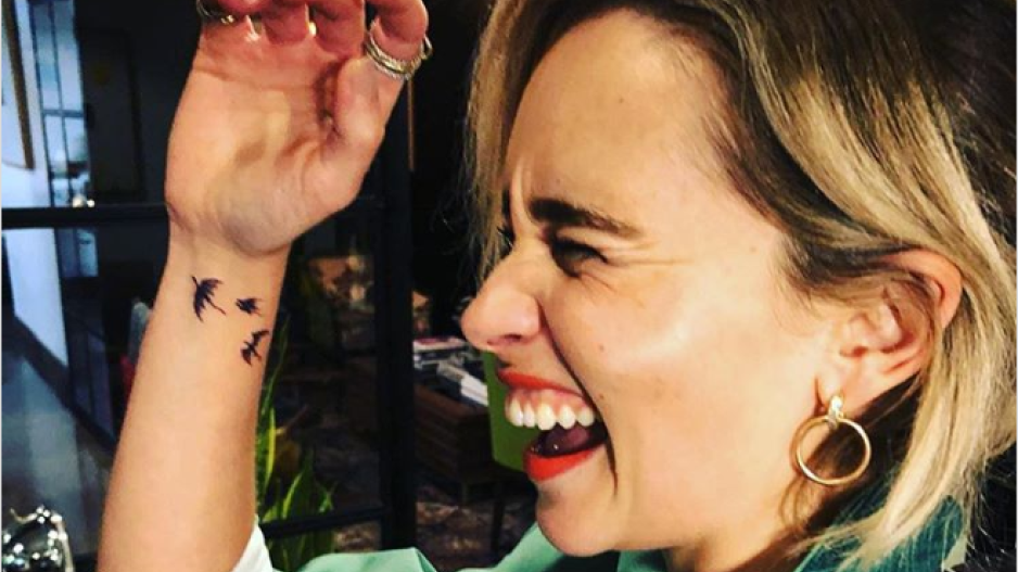 Η Emilia Clark χτύπησε τατουάζ... τρεις δράκους