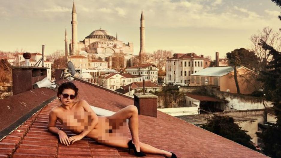 Μοντέλο του Playboy φωτογραφήθηκε γυμνό στην Αγιά Σοφιά