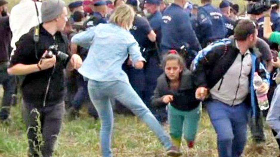Ουγγαρία: Απάλλαξαν την δημοσιογράφο που κλώτσησε τους μετανάστες