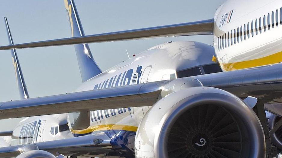 Αρχίζει να χρεώνει και τις χειραποσκευές η Ryanair