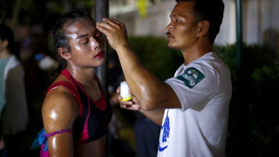 Φορώντας κοκκινάδι σε αγώνα Myai Thai στην Ταϊλάνδη
