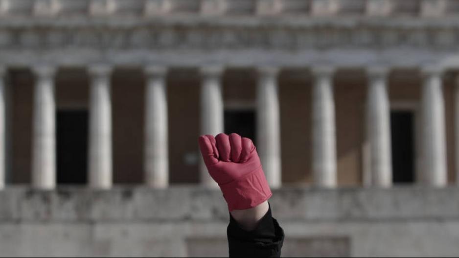 Χαμός στην Ελλάδα για την καθαρίστρια που φυλακίστηκε