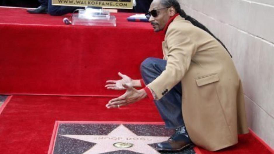 O Snoop Dogg ευχαριστεί τον εαυτό του