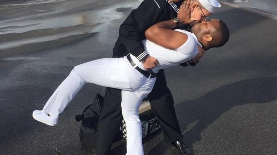 Πανικούλης στο ίντερνετ με γκέι φιλί - αναπαράσταση της ιστορικής φωτογραφίας
