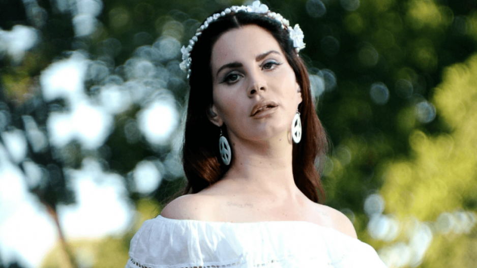 Η Lana Del Rey τώρα και ποιήτρια