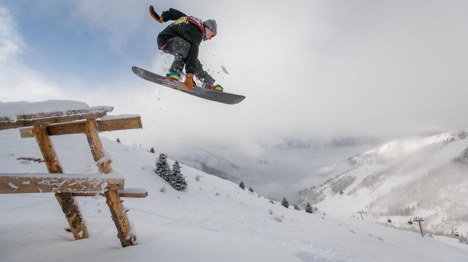 Οι snowboarders να ετοιμάζονται, ένα σχεδόν μέτρο το χιόνι στο Τρόοδος