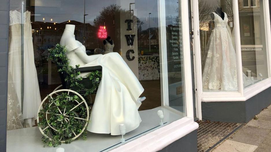 Μαγαζί με νυφικά στη Βρετανία έβαλε αναπηρικό στη βιτρίνα του