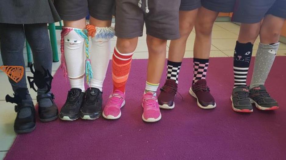 Μαθητές στην Πάφο πήγαν σχολείο με διαφορετικές κάλτσες