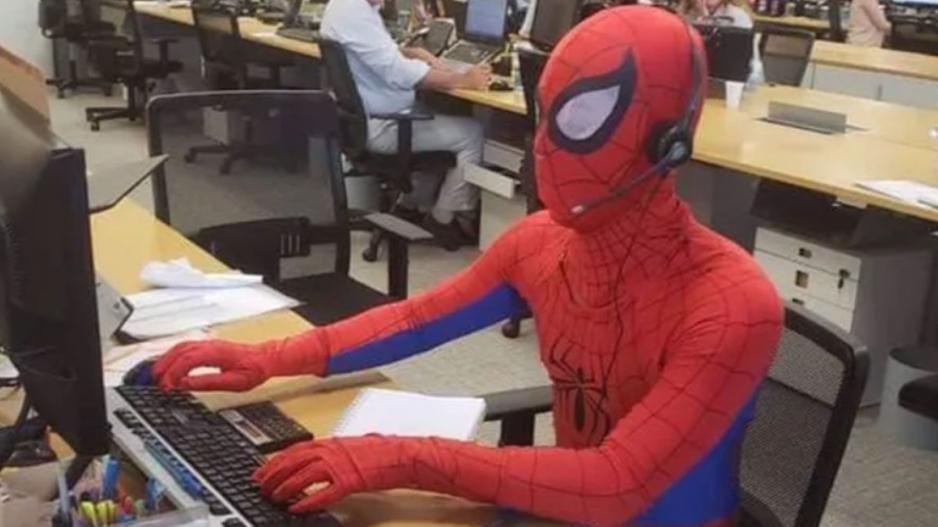 Τραπεζίτης πήγε για τελευταία φορά στη δουλειά ντυμένος Spiderman