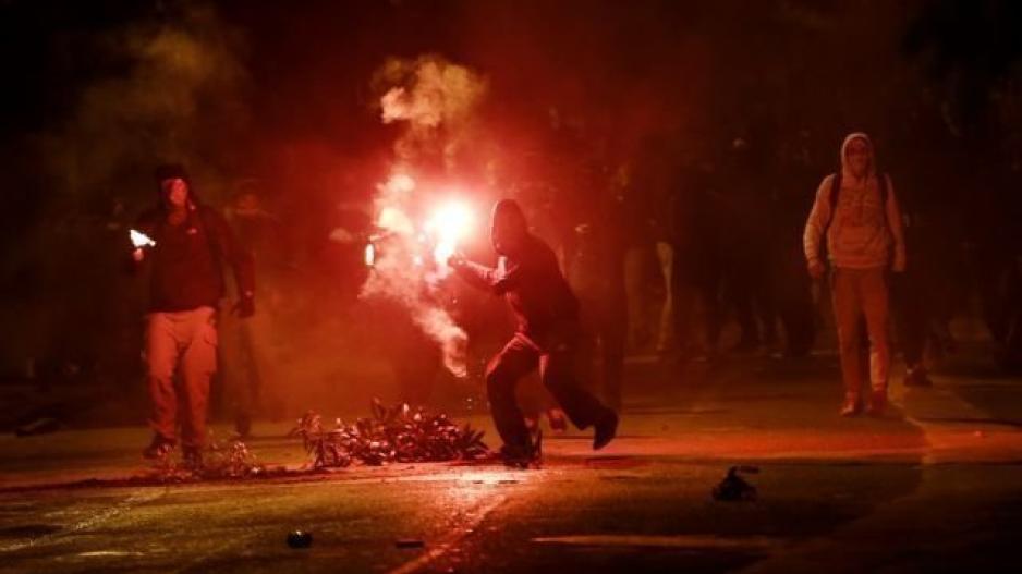Αθήνα: Νύχτα επιθέσεων με πέτρες και μολότοφ στο Πολυτεχνείο